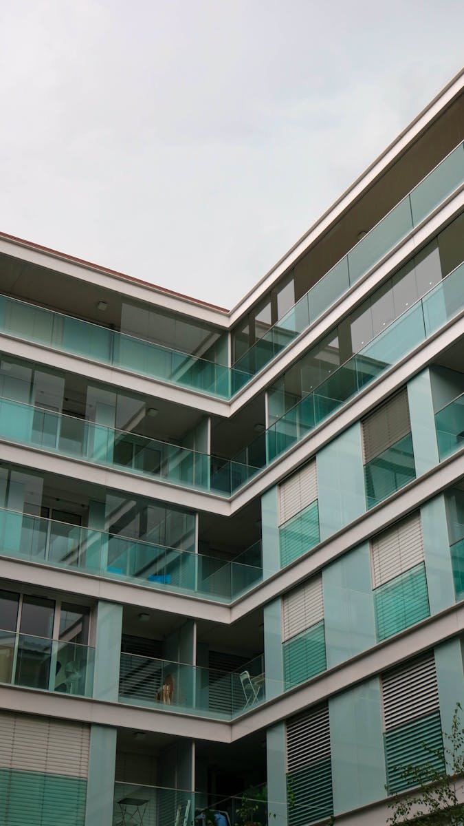 Elegancja i bezpieczeństwo: dlaczego warto zainwestować w balustrady szklane? img-responsive